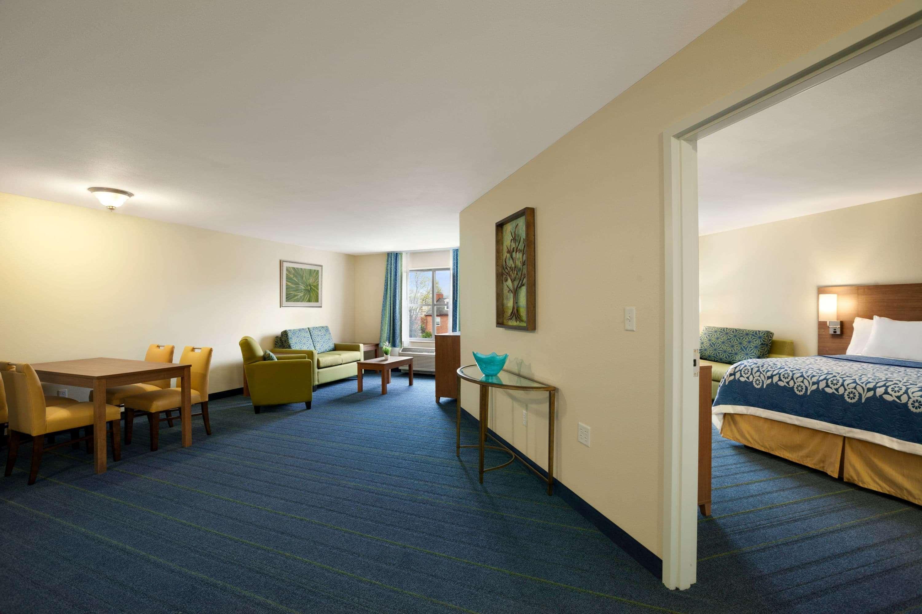 Days Inn & Suites By Wyndham Altoona Exterior foto