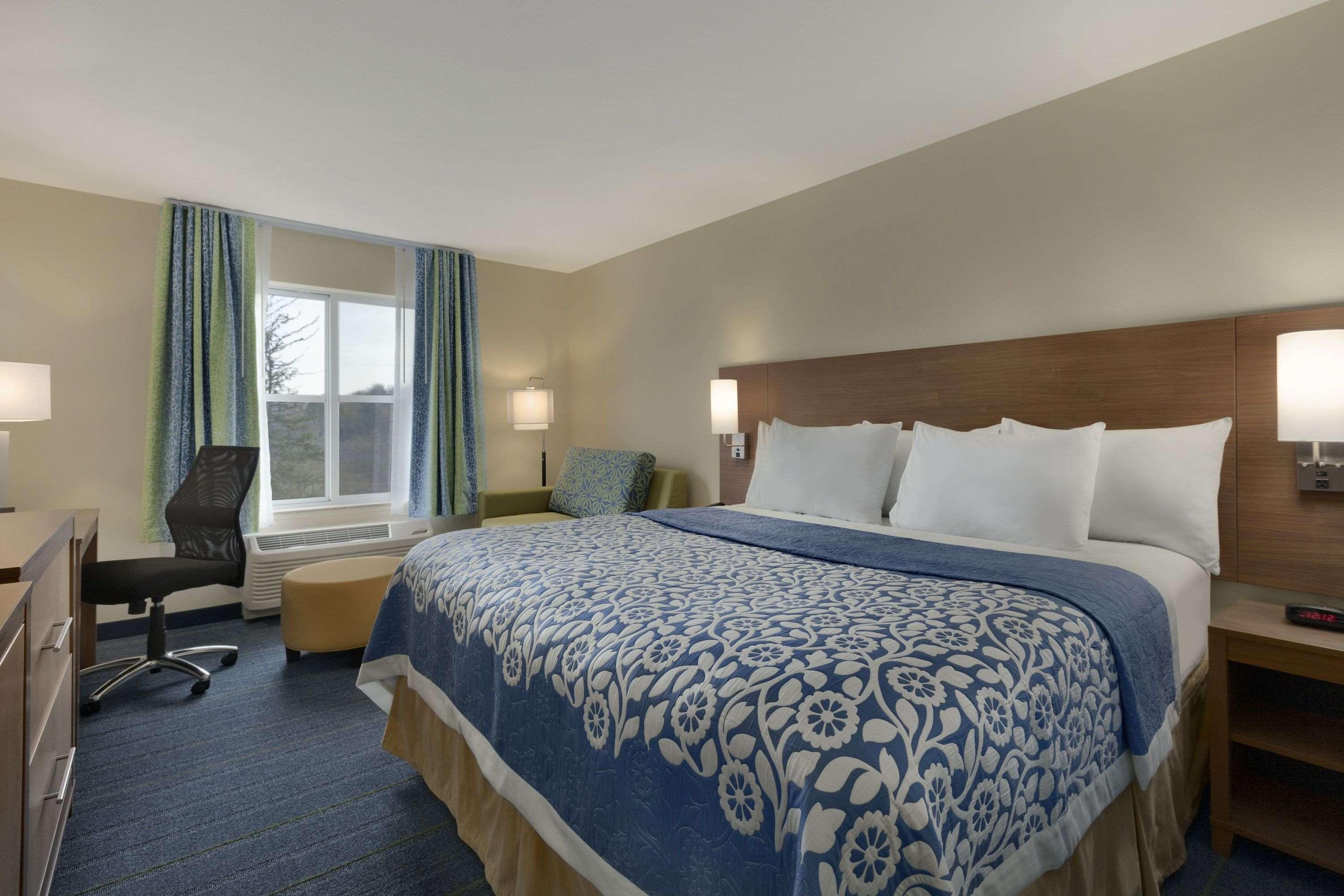 Days Inn & Suites By Wyndham Altoona Exterior foto