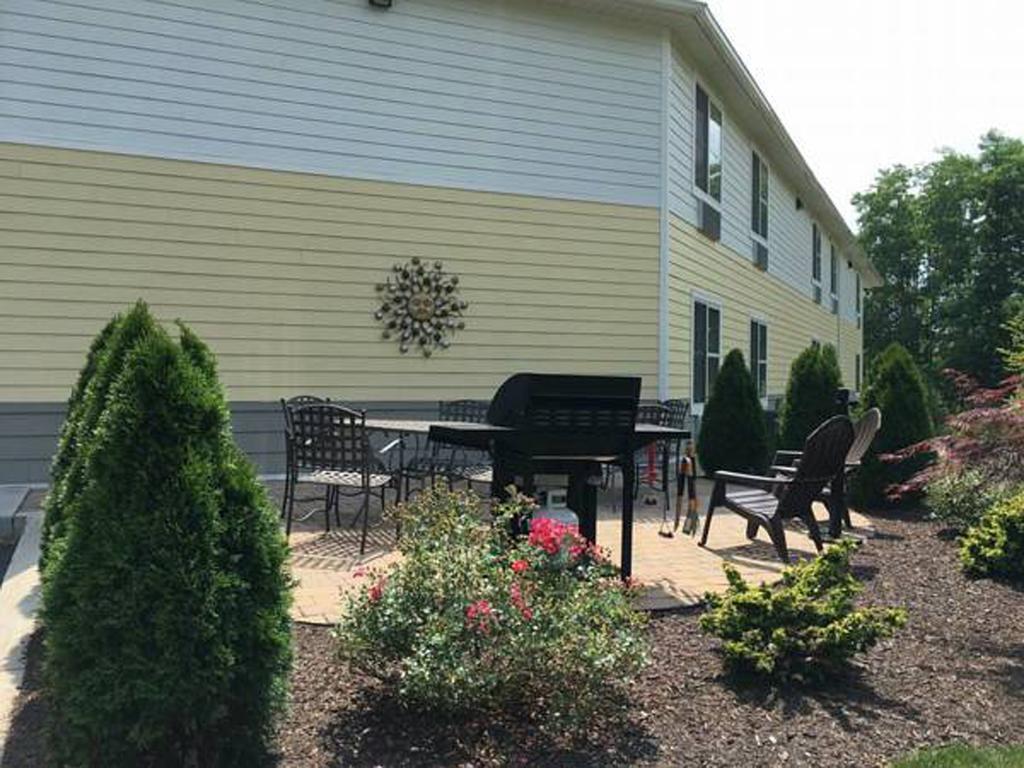 Days Inn & Suites By Wyndham Altoona Exterior foto